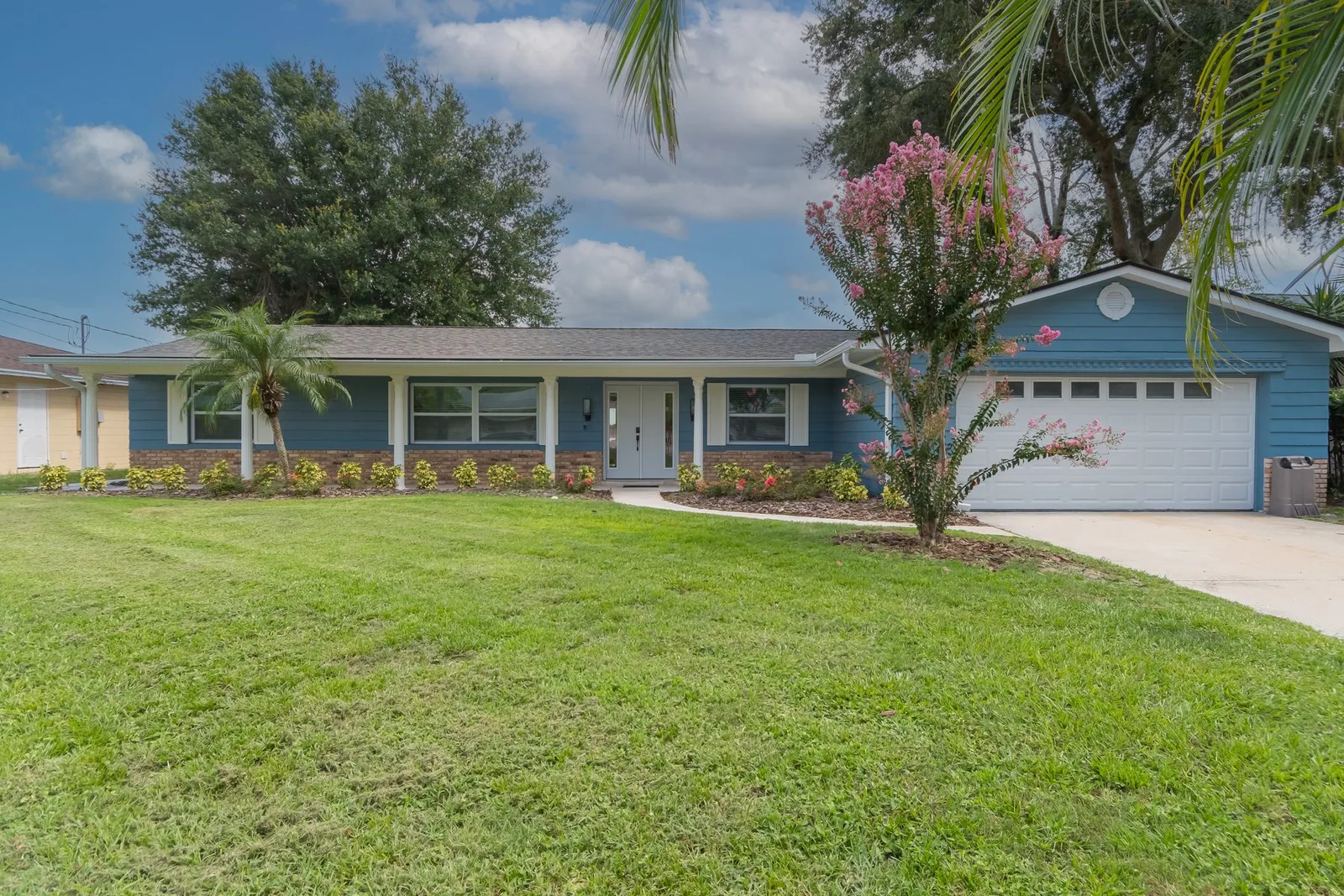 Ranch-style home with a driveway at an Avenir-operated Florida rental property